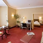 Отель Carlton 5*